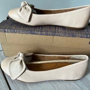NWB Born Anah womens bow flats, color Natural (nude), size 9 M (B)